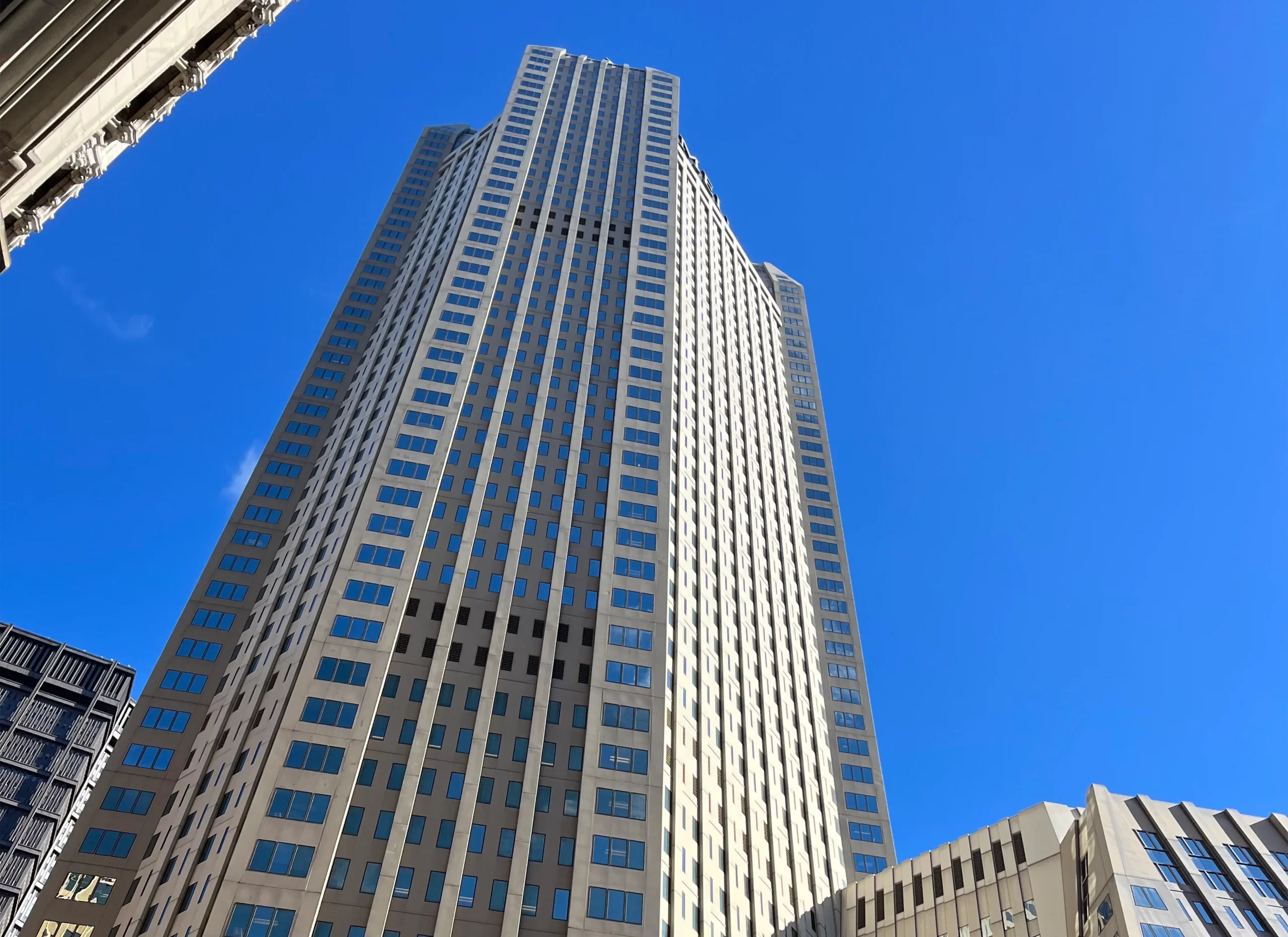 A photo of a high rise building in Pittsburg, PA on a sunny day.